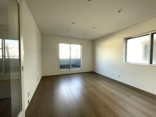 リビングからバルコニーへ出られる掃出し窓やダイニングの腰窓は複層ガラスで断熱性と遮音性がありご家族の声も外に聞こえにくくなっています。(居間)