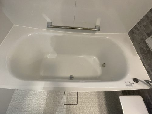 楕円形のバスタブはお湯の量も節約しながら人の体にもフィットします。(風呂)