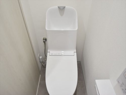 シンプルで潜水型のトイレ　汚れにくくお掃除しやすい